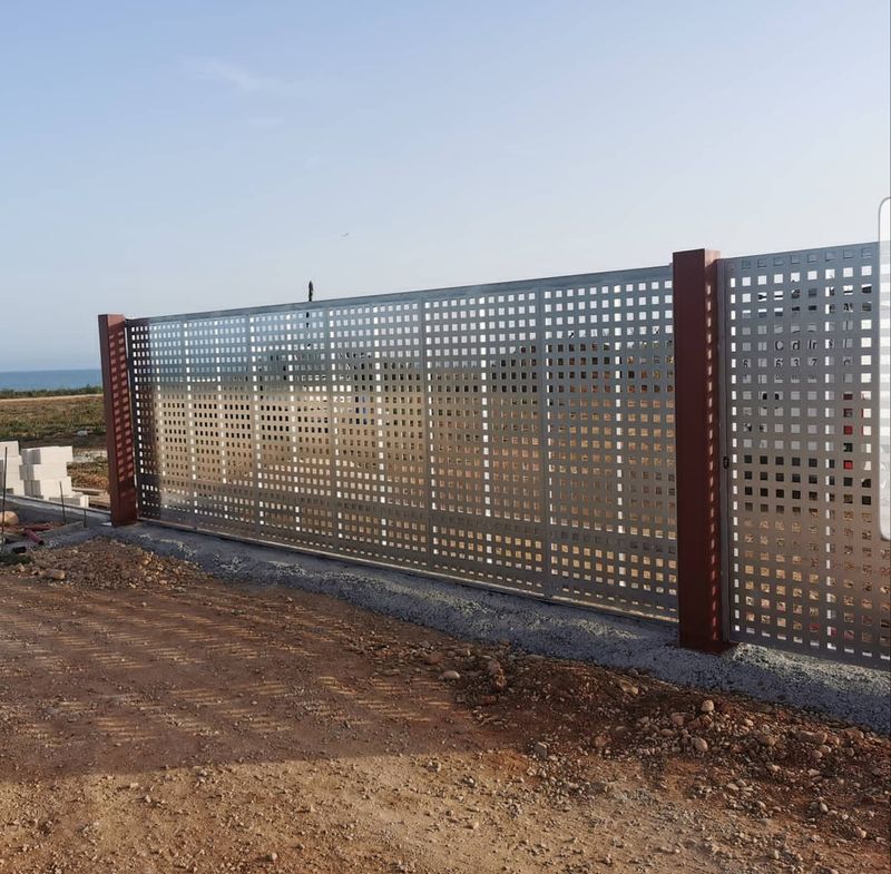 Puerta metálica corredera perforada Codelme